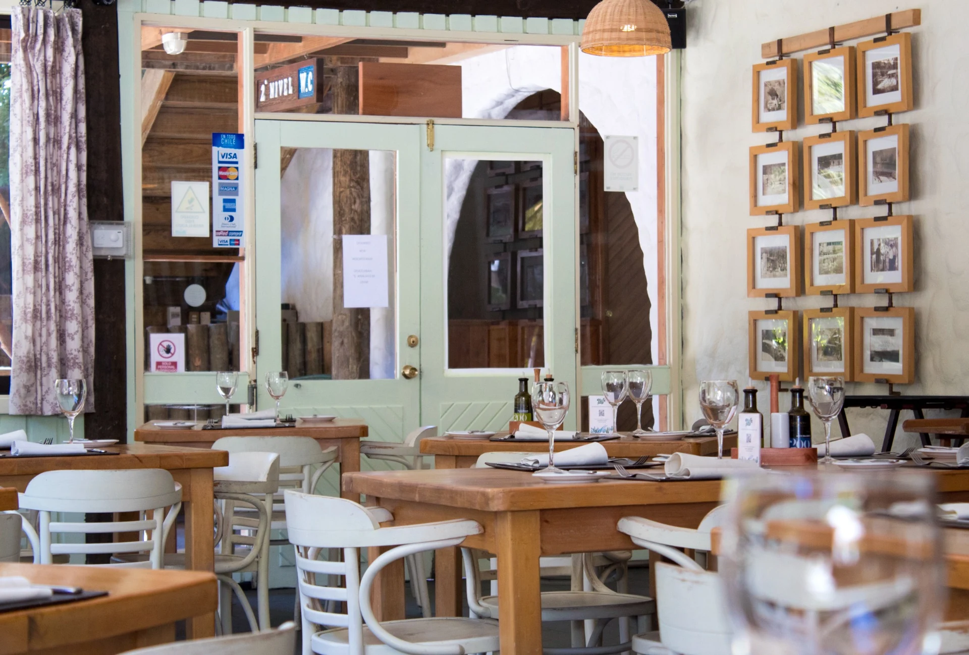 Interior cálido del restaurante