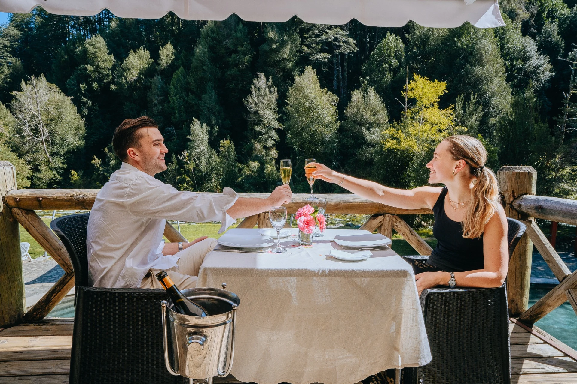 Terraza del restaurante junto al bosque